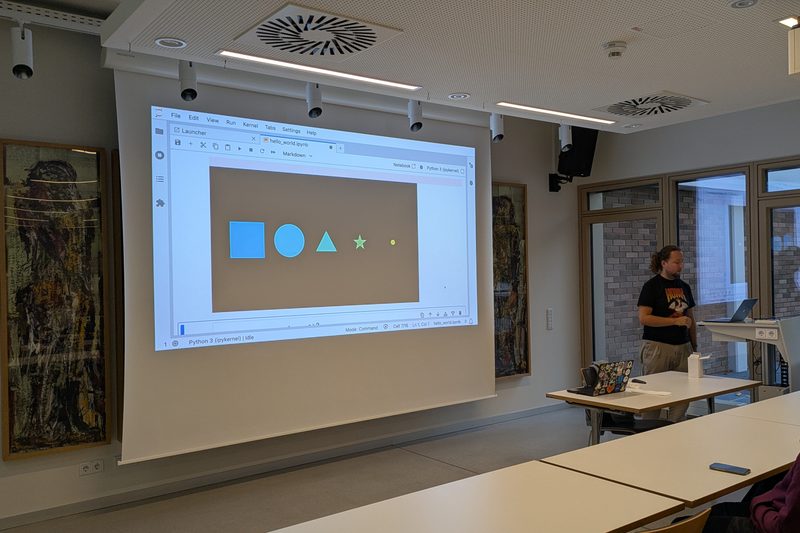 Benjamin Hackl live-demoing Manim shapes in a Jupyter notebook
